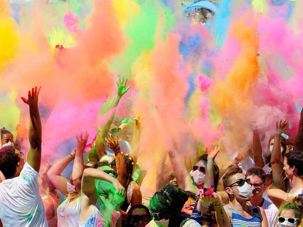 Bunt, bunter, Holi-Festival: Ein farbenfroher Sonntag auf dem Freiburger Messegelnde.