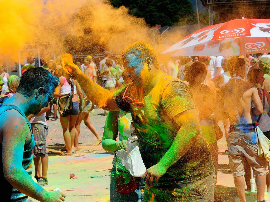 Bunt, bunter, Holi-Festival: Ein farbenfroher Sonntag auf dem Freiburger Messegelnde.