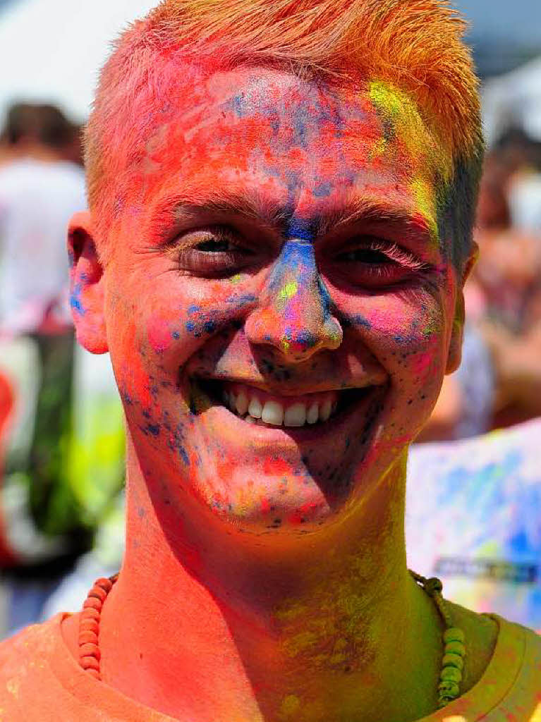 Bunt, bunter, Holi-Festival: Ein farbenfroher Sonntag auf dem Freiburger Messegelnde.