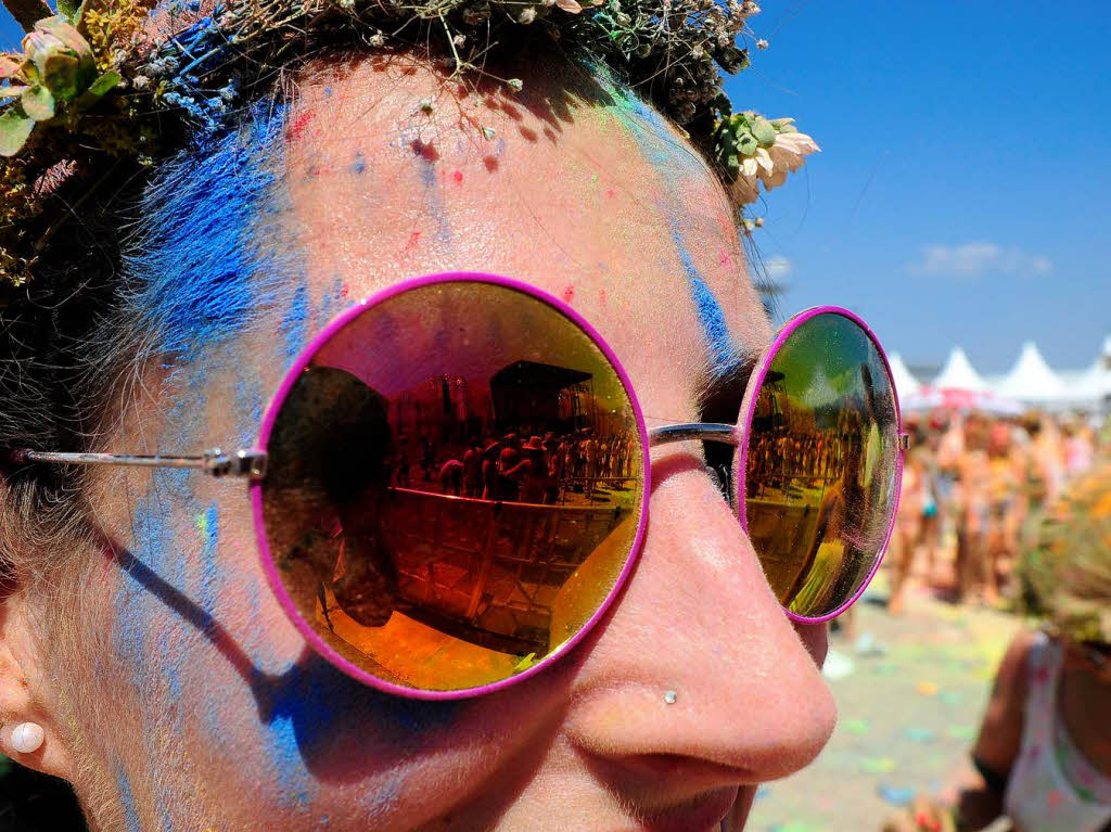 Bunt, bunter, Holi-Festival: Ein farbenfroher Sonntag auf dem Freiburger Messegelnde.