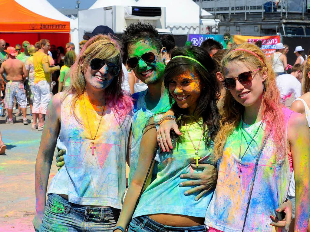 Bunt, bunter, Holi-Festival: Ein farbenfroher Sonntag auf dem Freiburger Messegelnde.