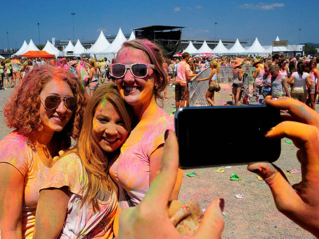 Bunt, bunter, Holi-Festival: Ein farbenfroher Sonntag auf dem Freiburger Messegelnde.