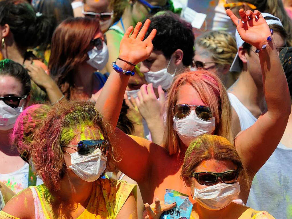 Bunt, bunter, Holi-Festival: Ein farbenfroher Sonntag auf dem Freiburger Messegelnde.