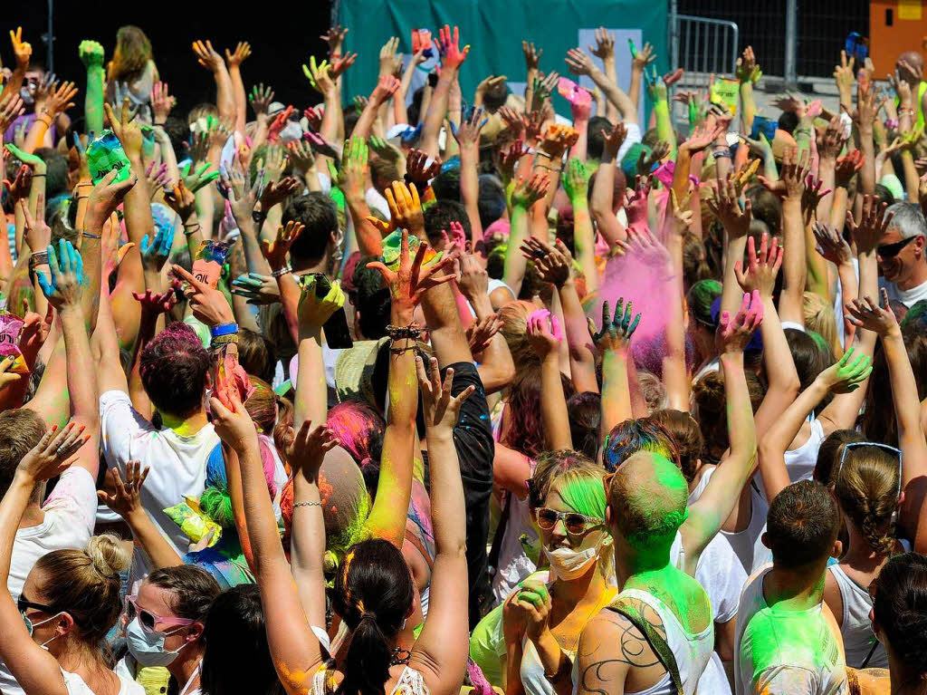 Bunt, bunter, Holi-Festival: Ein farbenfroher Sonntag auf dem Freiburger Messegelnde.