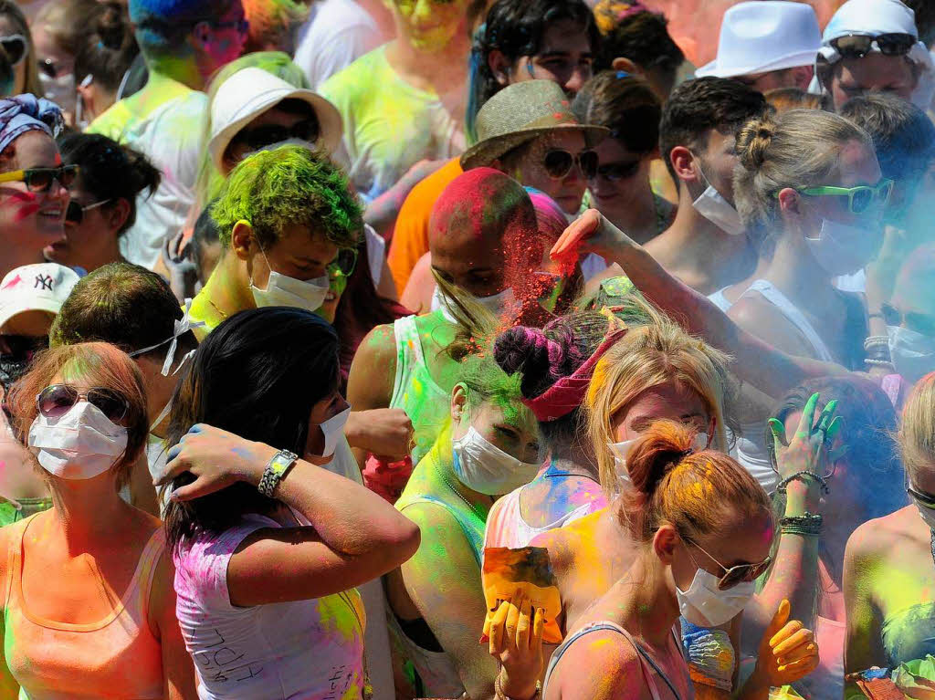 Bunt, bunter, Holi-Festival: Ein farbenfroher Sonntag auf dem Freiburger Messegelnde.