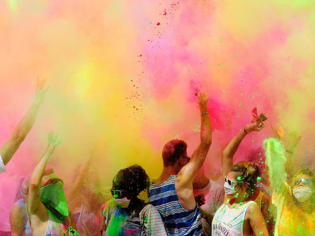 Bunt, bunter, Holi-Festival: Ein farbenfroher Sonntag auf dem Freiburger Messegelnde.