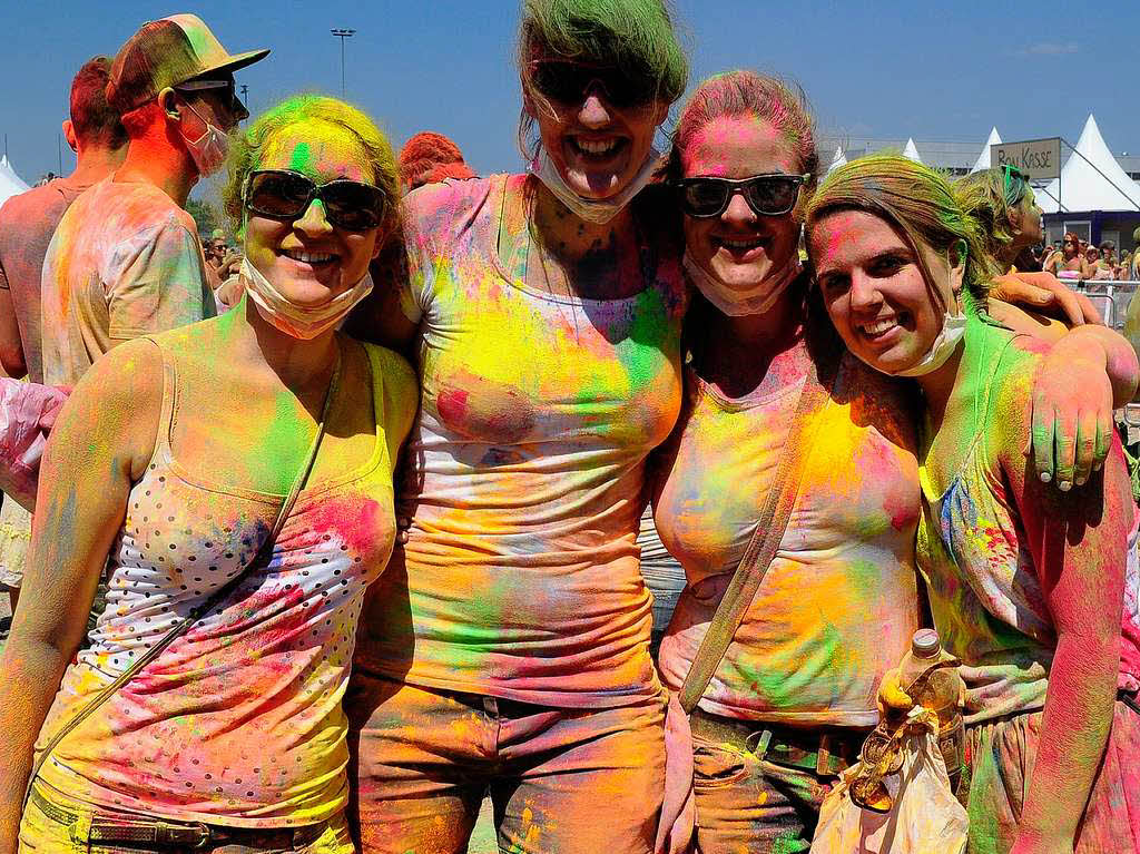 Bunt, bunter, Holi-Festival: Ein farbenfroher Sonntag auf dem Freiburger Messegelnde.