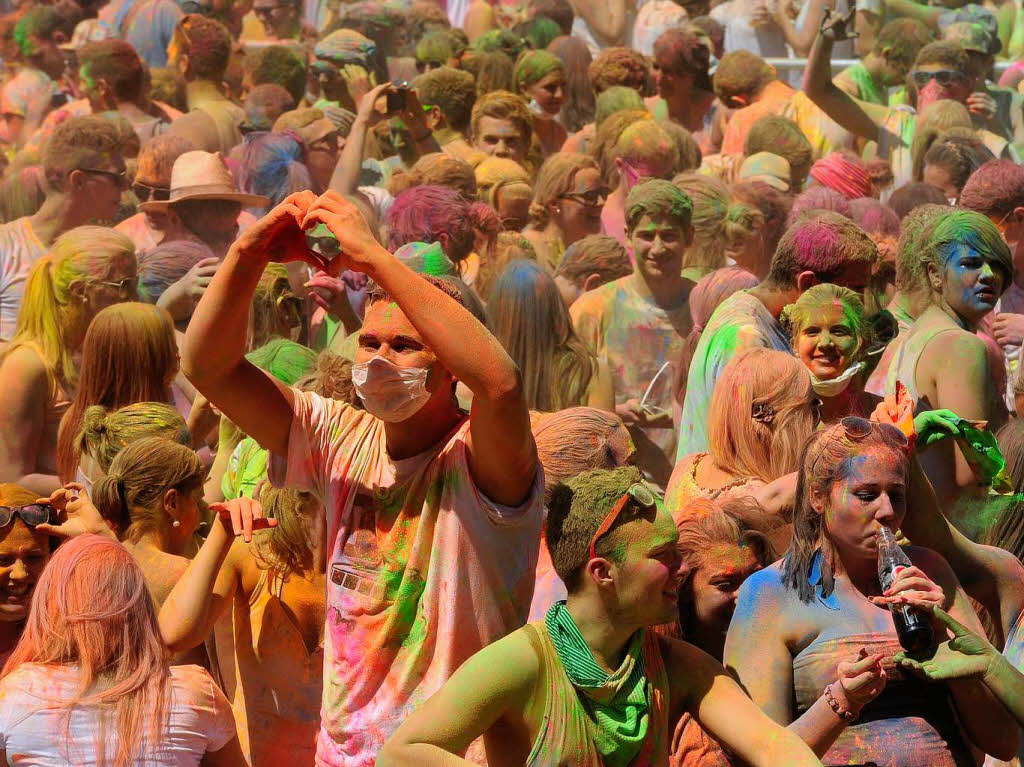 Bunt, bunter, Holi-Festival: Ein farbenfroher Sonntag auf dem Freiburger Messegelnde.