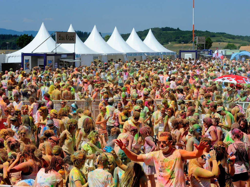 Bunt, bunter, Holi-Festival: Ein farbenfroher Sonntag auf dem Freiburger Messegelnde.