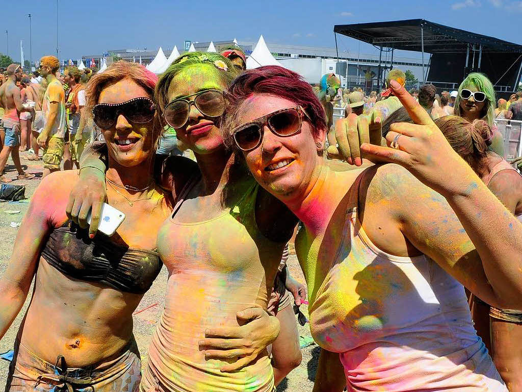 Bunt, bunter, Holi-Festival: Ein farbenfroher Sonntag auf dem Freiburger Messegelnde.