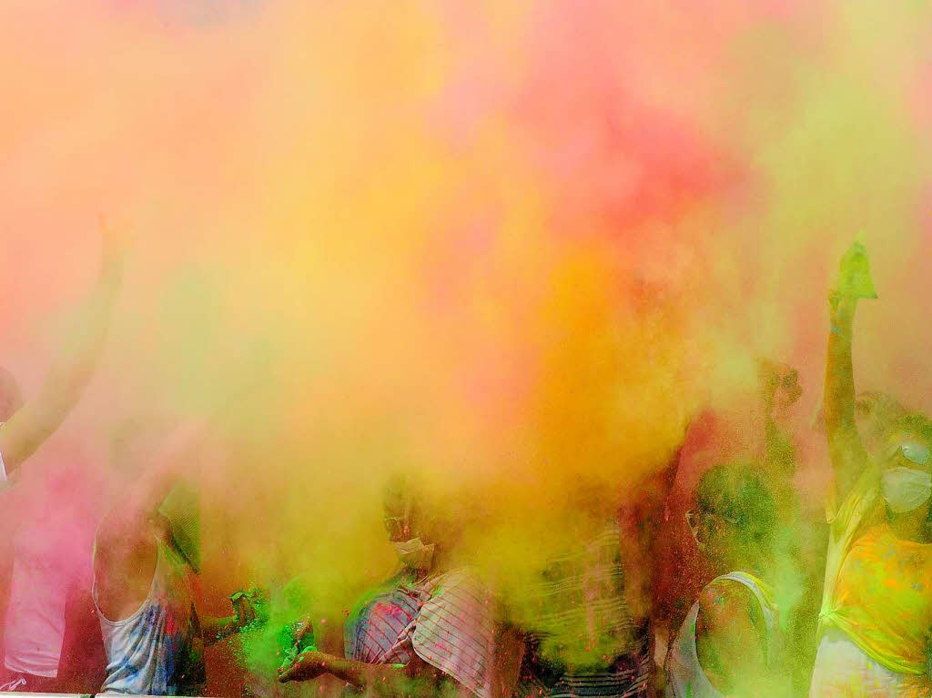 Bunt, bunter, Holi-Festival: Ein farbenfroher Sonntag auf dem Freiburger Messegelnde.