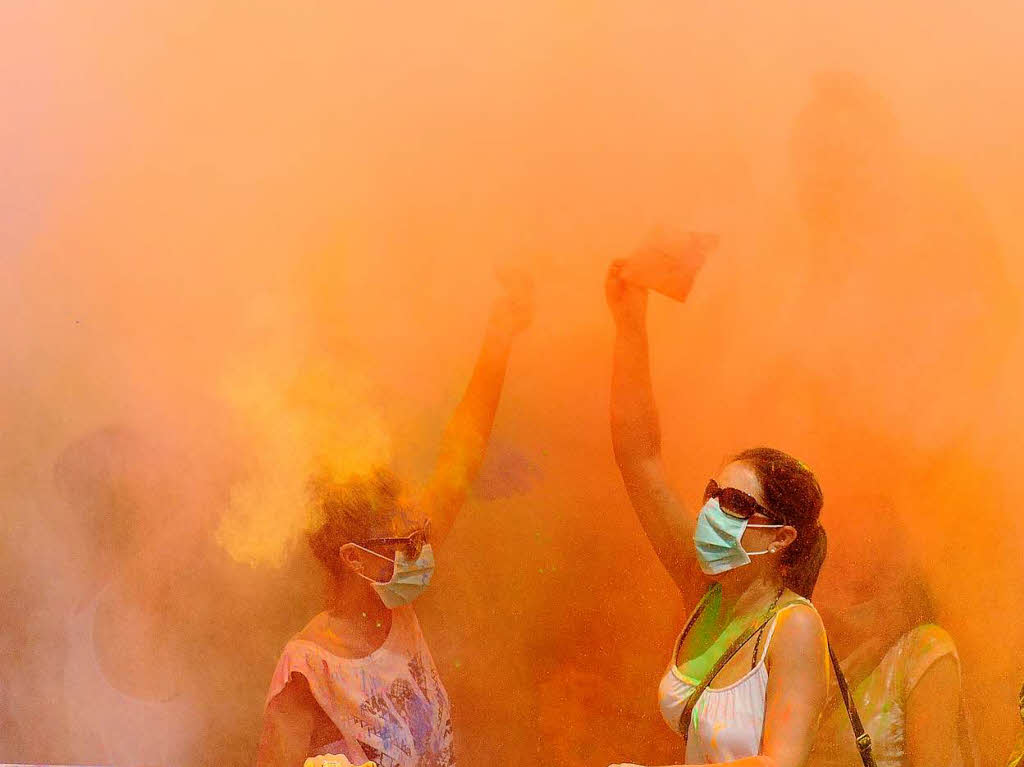 Bunt, bunter, Holi-Festival: Ein farbenfroher Sonntag auf dem Freiburger Messegelnde.