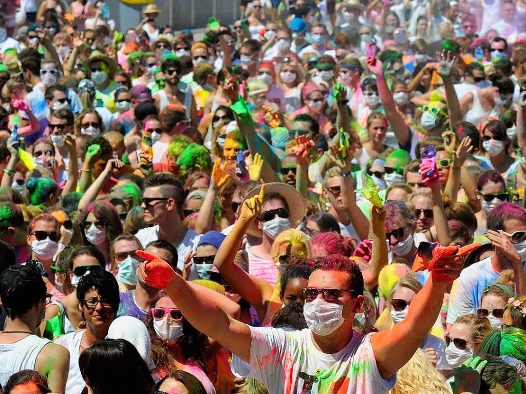 Bunt, bunter, Holi-Festival: Ein farbenfroher Sonntag auf dem Freiburger Messegelnde.