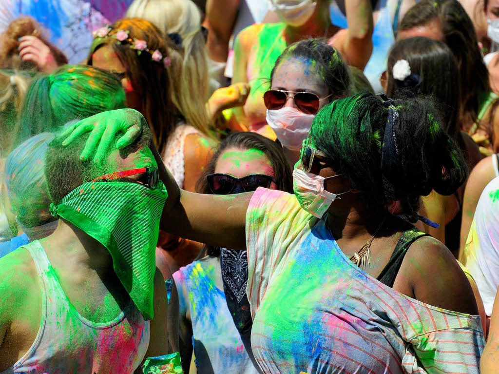 Bunt, bunter, Holi-Festival: Ein farbenfroher Sonntag auf dem Freiburger Messegelnde.