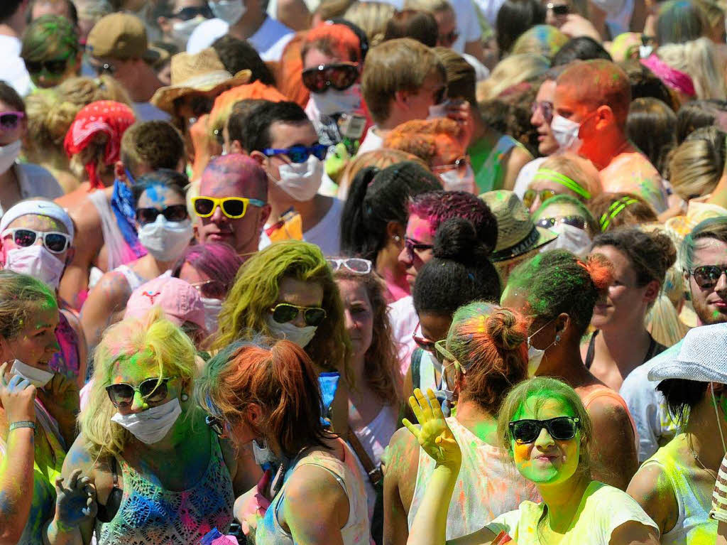 Bunt, bunter, Holi-Festival: Ein farbenfroher Sonntag auf dem Freiburger Messegelnde.