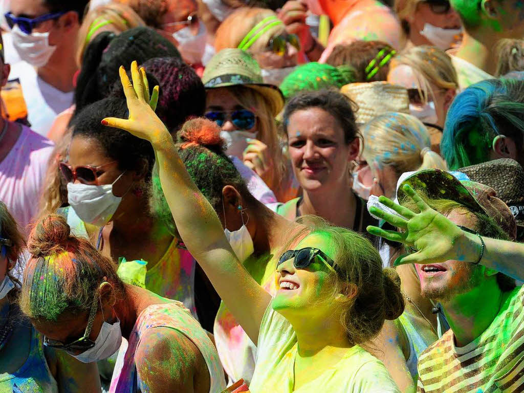 Bunt, bunter, Holi-Festival: Ein farbenfroher Sonntag auf dem Freiburger Messegelnde.