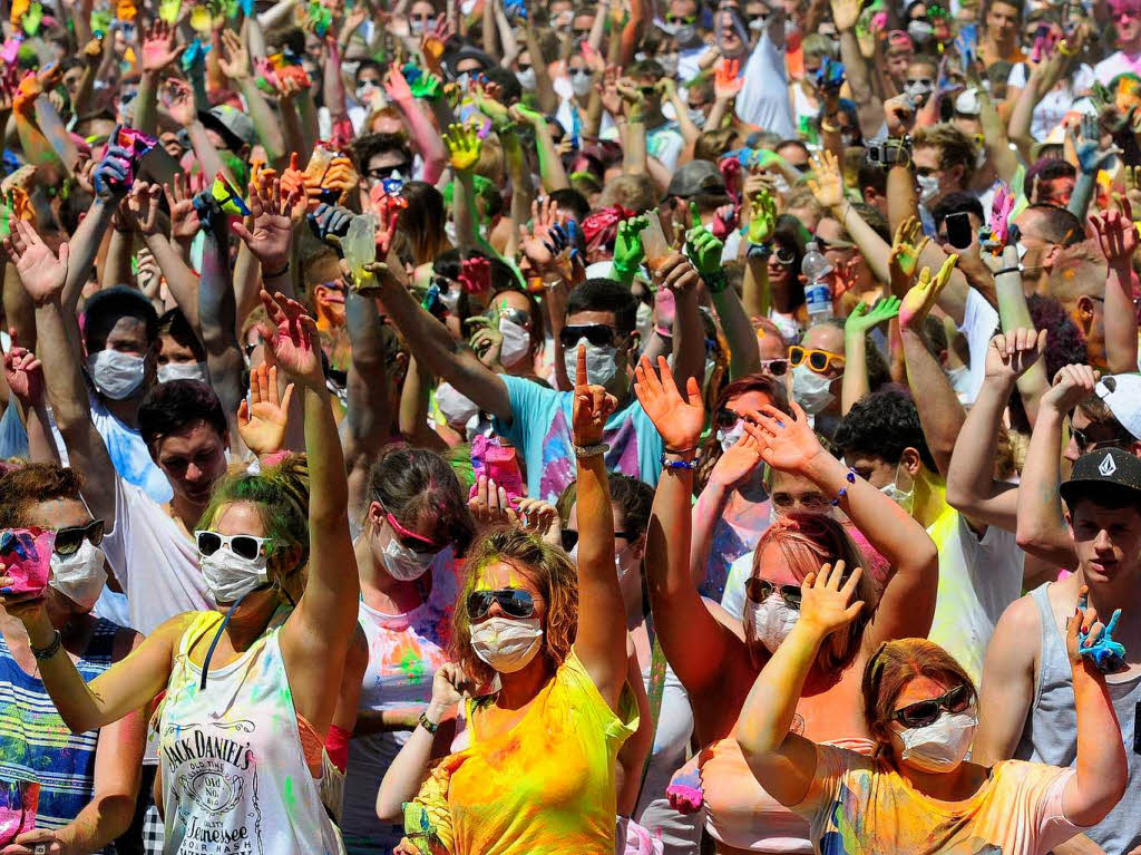 Bunt, bunter, Holi-Festival: Ein farbenfroher Sonntag auf dem Freiburger Messegelnde.