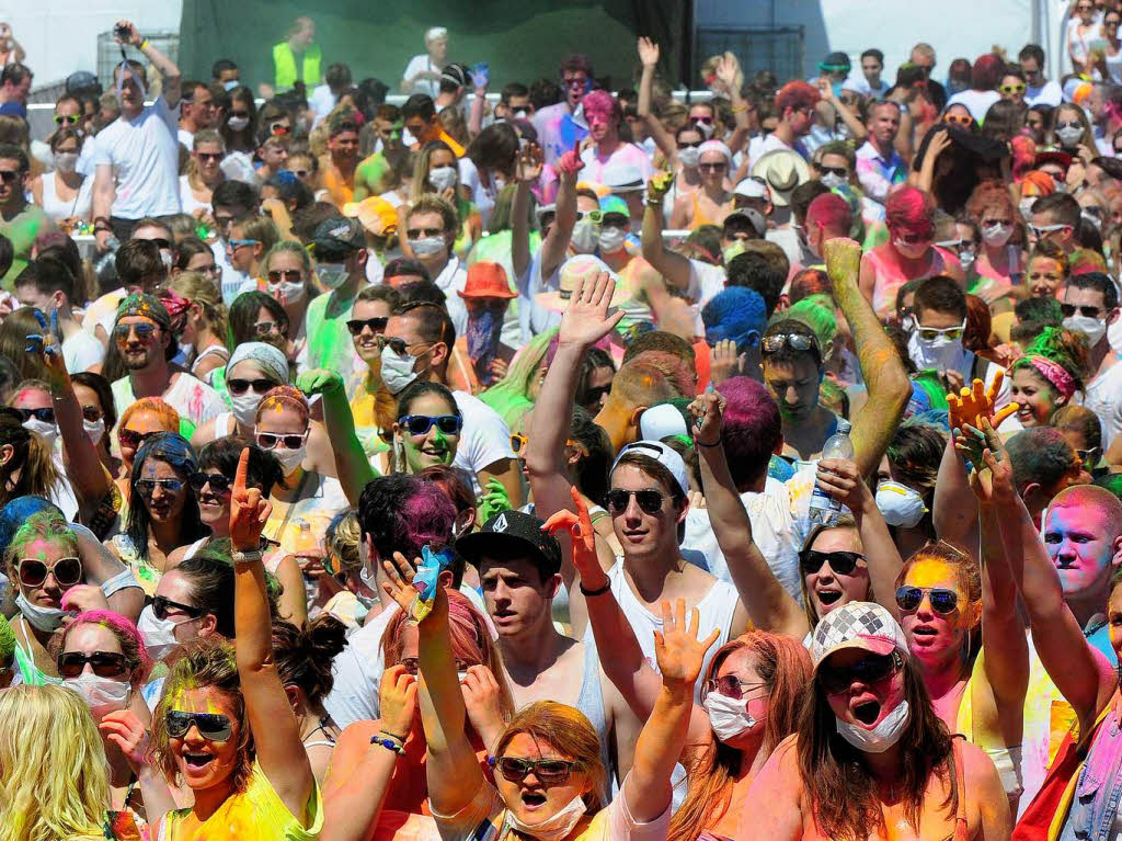 Bunt, bunter, Holi-Festival: Ein farbenfroher Sonntag auf dem Freiburger Messegelnde.