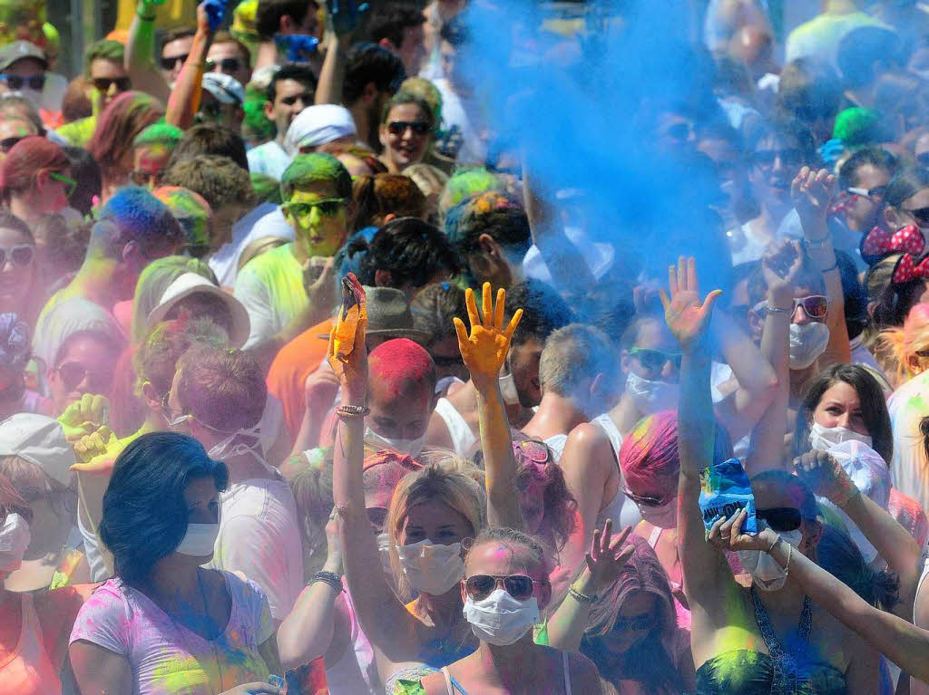 Bunt, bunter, Holi-Festival: Ein farbenfroher Sonntag auf dem Freiburger Messegelnde.