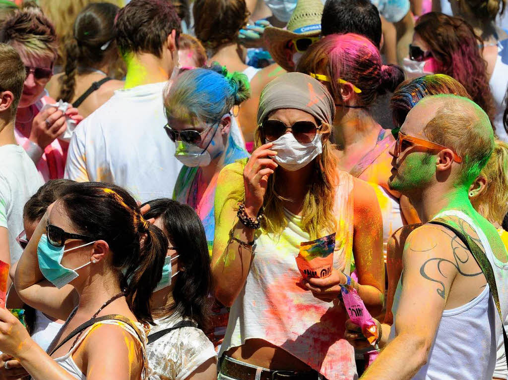 Bunt, bunter, Holi-Festival: Ein farbenfroher Sonntag auf dem Freiburger Messegelnde.