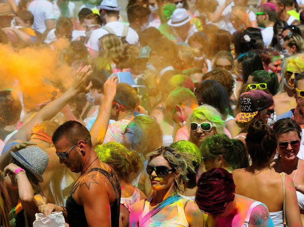 Bunt, bunter, Holi-Festival: Ein farbenfroher Sonntag auf dem Freiburger Messegelnde.