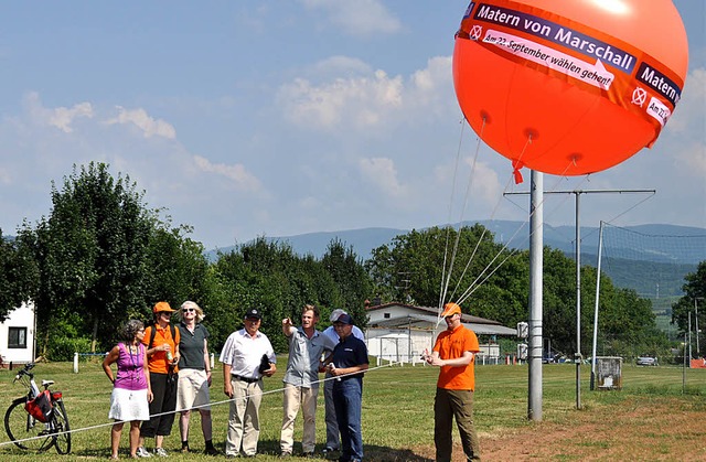 Die Wanderer erreichen Mengen - mit Ballon Nr. 4   | Foto: Julius Steckmeister