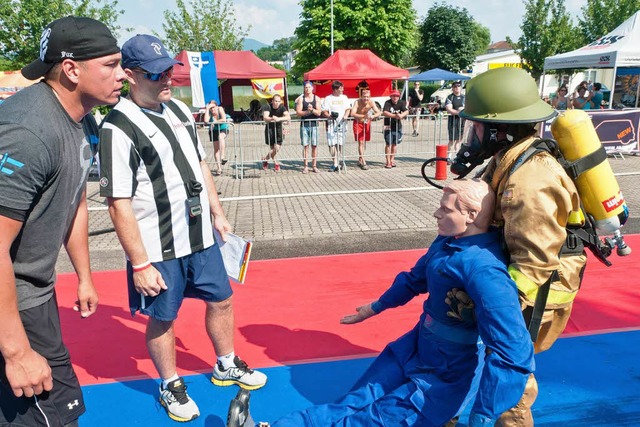 Ganz schn anstgrengend: das Schleppen...r  80 Kilogramm schweren Rettungspuppe  | Foto: Alexander Anlicker