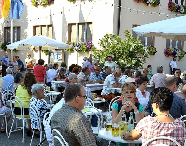 Das  Bugginger Fescht  wurde am Samsta...s mit einem Bierfass-Anstich erffnet.  | Foto: Sigrid Umiger