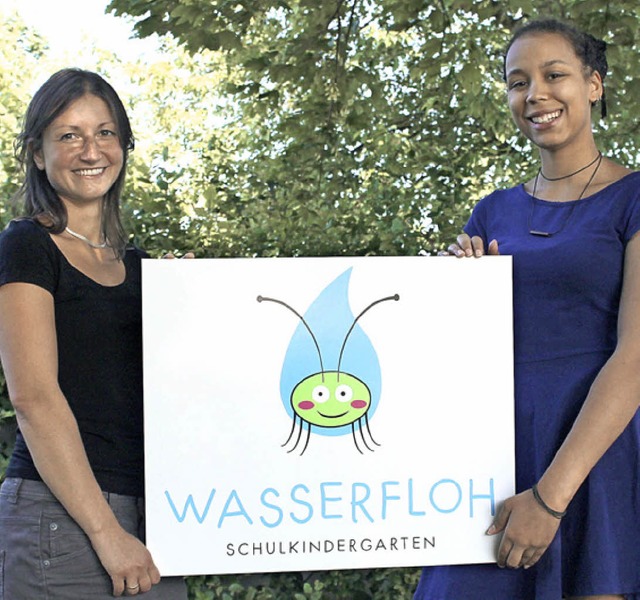 Das neue Logo des Schulkindergartens z...ene Fofana (rechts) und Katja Tavman.  | Foto: Landratsamt