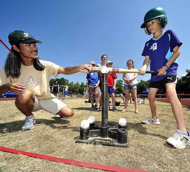 Expertenrat: Baseball-Bundesliga-Schie...s (10) die richtige  Aufschlagtechnik.  | Foto: Thomas Kunz