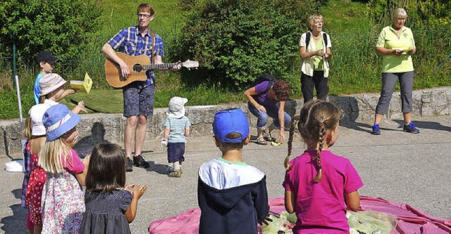 Beim  Sommerfest des evangelischen Kin...h Pfarrer der Gemeinde,  zur Gitarre.   | Foto: kanmacher