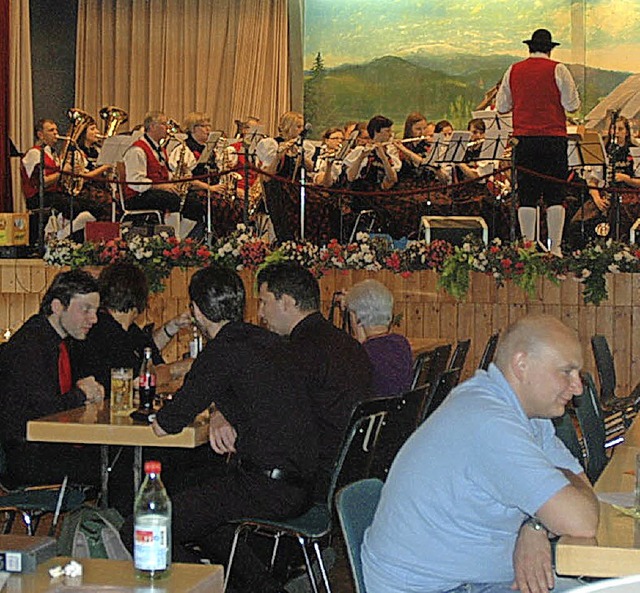 Im Kurhaus und auch auf dem Platz davo...ikkapellen die Gste des Sommerfestes.  | Foto: Christiane Sahli