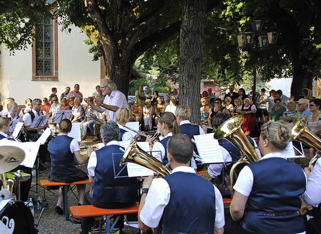 Feine Blasmusik im Schatten der Bume auf dem Lindenplatz &#8211; das kommt an.   | Foto: SEDLAK