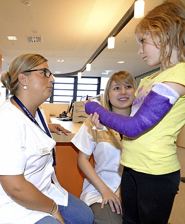 Der erste Gips: Anna Mahler aus Freibu...hrige hatte sich den Arm gebrochen.    | Foto: DPA