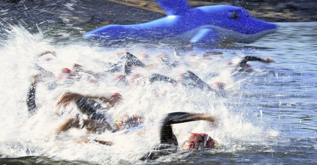 Wettrennen: Das Feld der besten deutsc...thlonjunioren gegen den blauen Delfin.  | Foto: Patrick Seegr