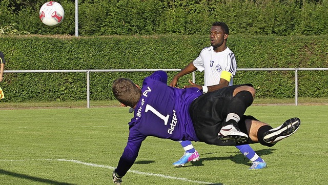 Schne Flugeinlage im Finale von LFV-Torwart Dennis Fietzeck.   | Foto:  Alexandra Buss