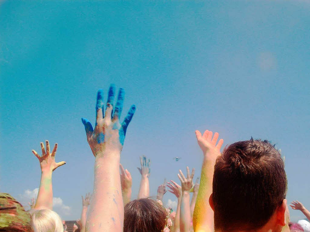 Bunt, bunter, Holi-Festival: Ein farbenfroher Sonntag auf dem Freiburger Messegelnde.