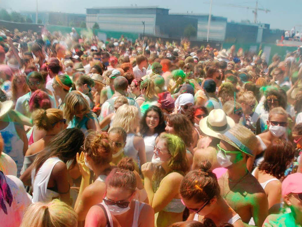 Bunt, bunter, Holi-Festival: Ein farbenfroher Sonntag auf dem Freiburger Messegelnde.