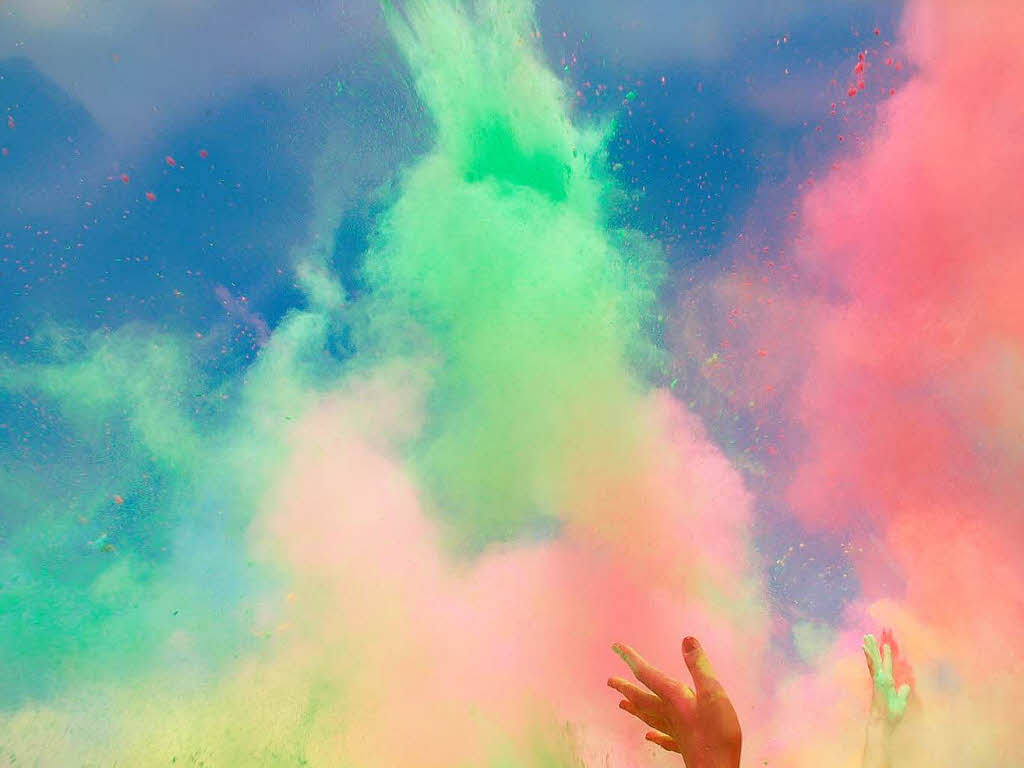 Bunt, bunter, Holi-Festival: Ein farbenfroher Sonntag auf dem Freiburger Messegelnde.