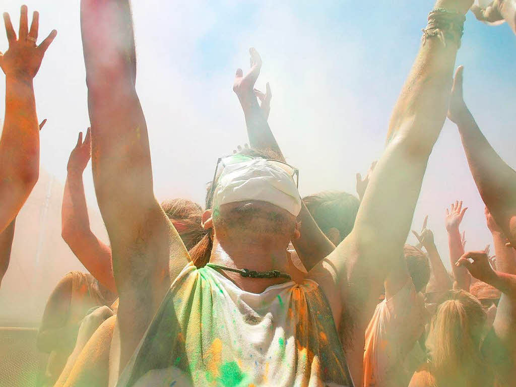 Bunt, bunter, Holi-Festival: Ein farbenfroher Sonntag auf dem Freiburger Messegelnde.