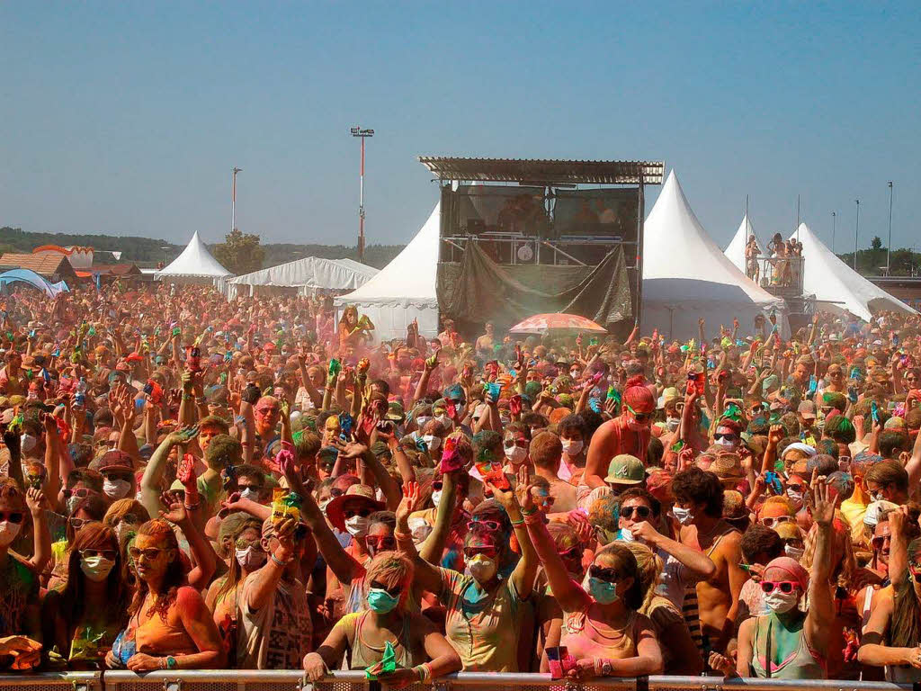 Bunt, bunter, Holi-Festival: Ein farbenfroher Sonntag auf dem Freiburger Messegelnde.