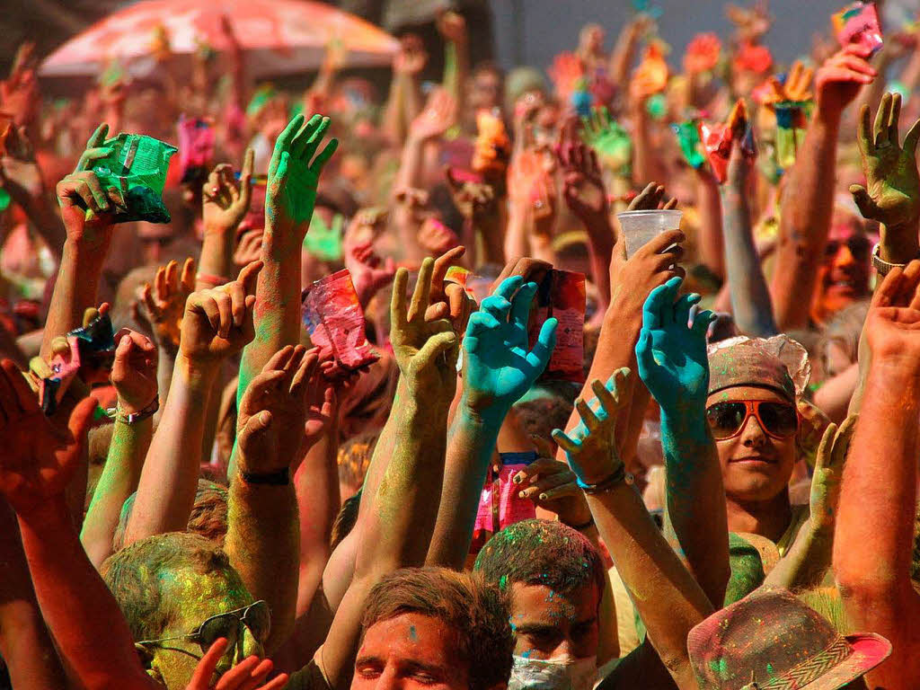 Bunt, bunter, Holi-Festival: Ein farbenfroher Sonntag auf dem Freiburger Messegelnde.