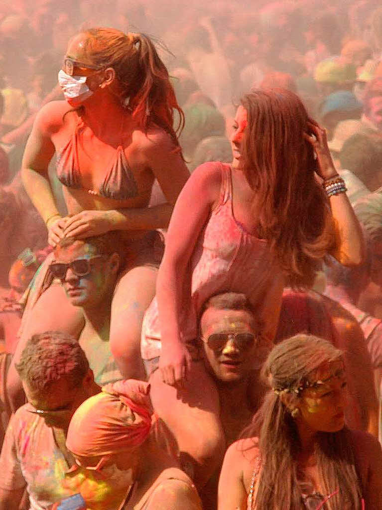 Bunt, bunter, Holi-Festival: Ein farbenfroher Sonntag auf dem Freiburger Messegelnde.