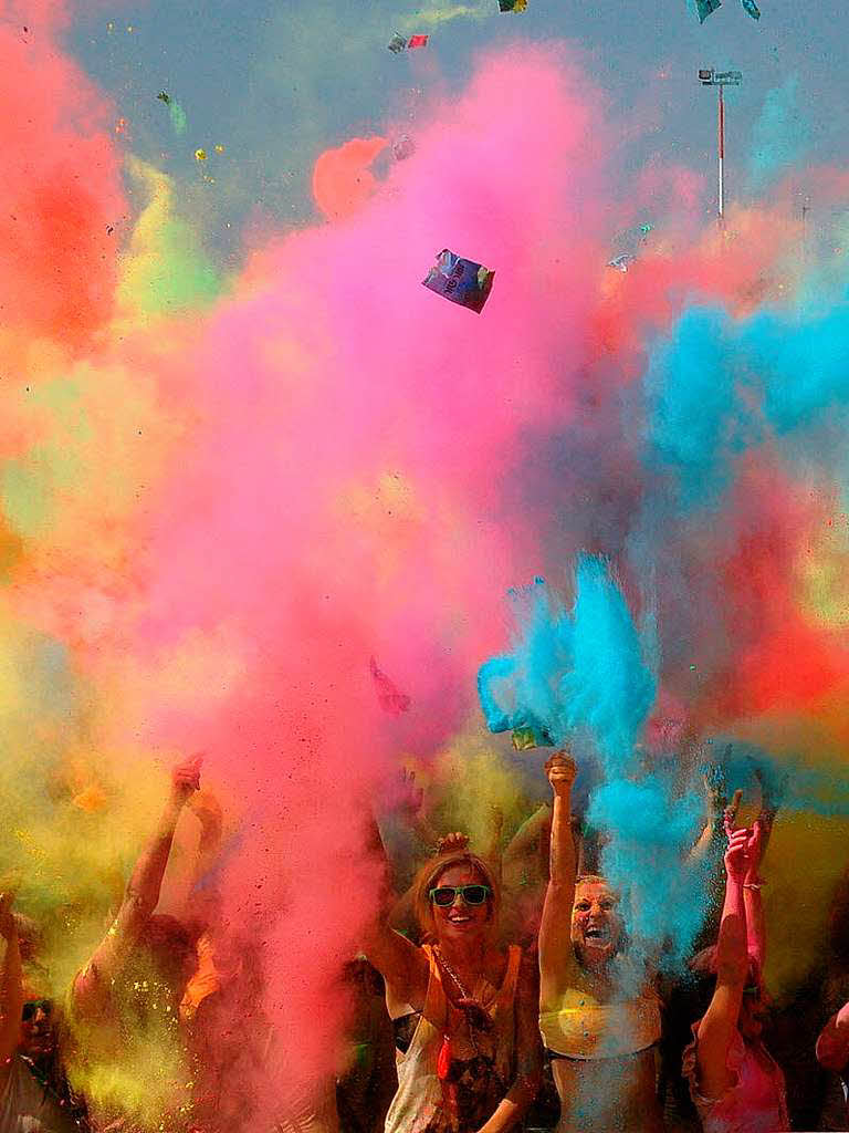 Bunt, bunter, Holi-Festival: Ein farbenfroher Sonntag auf dem Freiburger Messegelnde.
