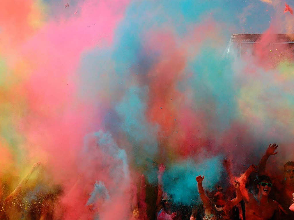 Bunt, bunter, Holi-Festival: Ein farbenfroher Sonntag auf dem Freiburger Messegelnde.