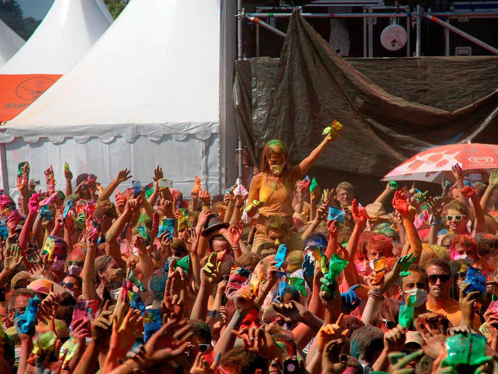 Bunt, bunter, Holi-Festival: Ein farbenfroher Sonntag auf dem Freiburger Messegelnde.