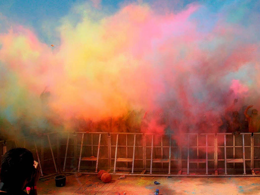 Bunt, bunter, Holi-Festival: Ein farbenfroher Sonntag auf dem Freiburger Messegelnde.