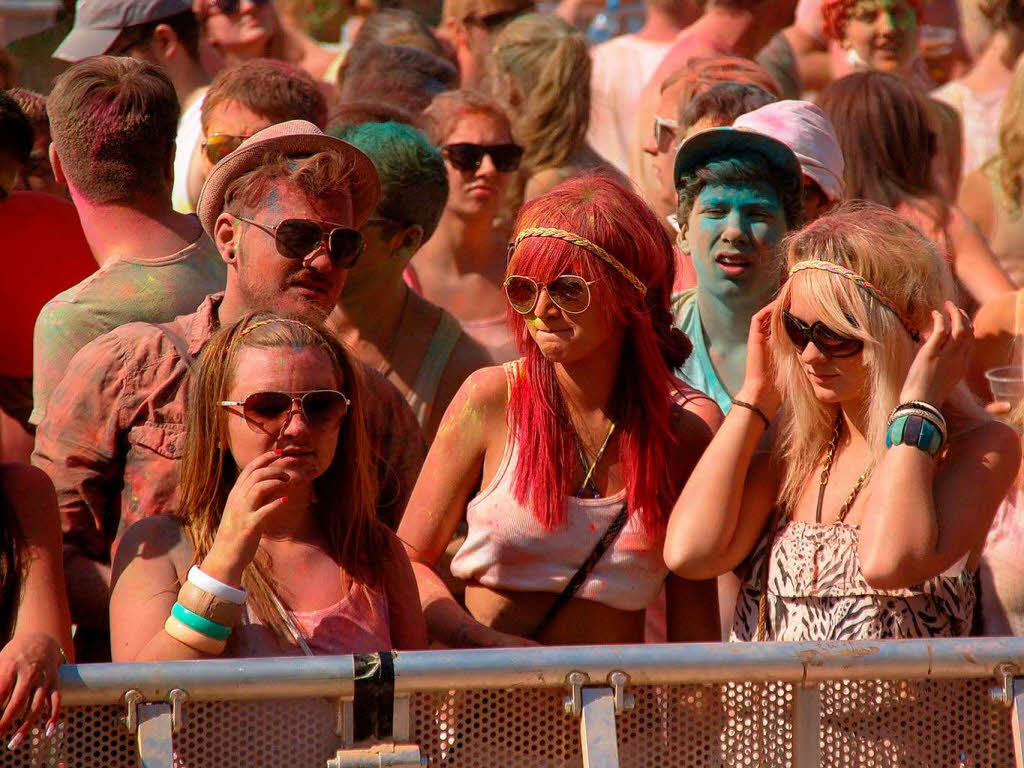 Bunt, bunter, Holi-Festival: Ein farbenfroher Sonntag auf dem Freiburger Messegelnde.