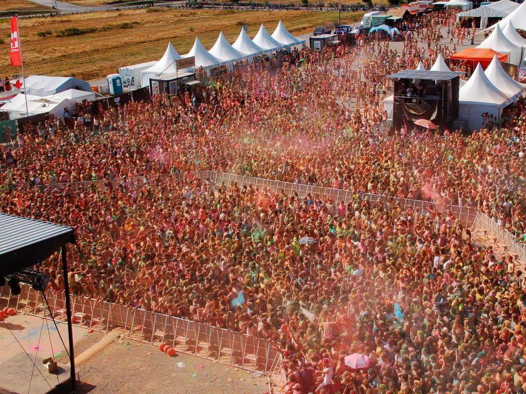 Bunt, bunter, Holi-Festival: Ein farbenfroher Sonntag auf dem Freiburger Messegelnde.