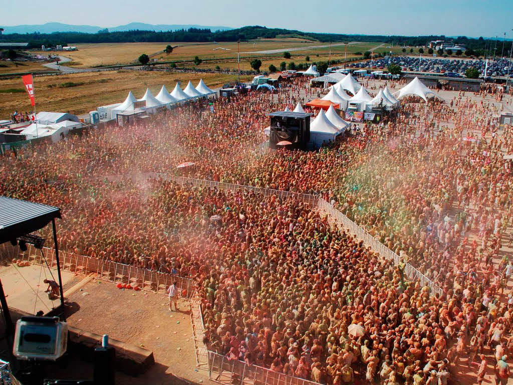 Bunt, bunter, Holi-Festival: Ein farbenfroher Sonntag auf dem Freiburger Messegelnde.